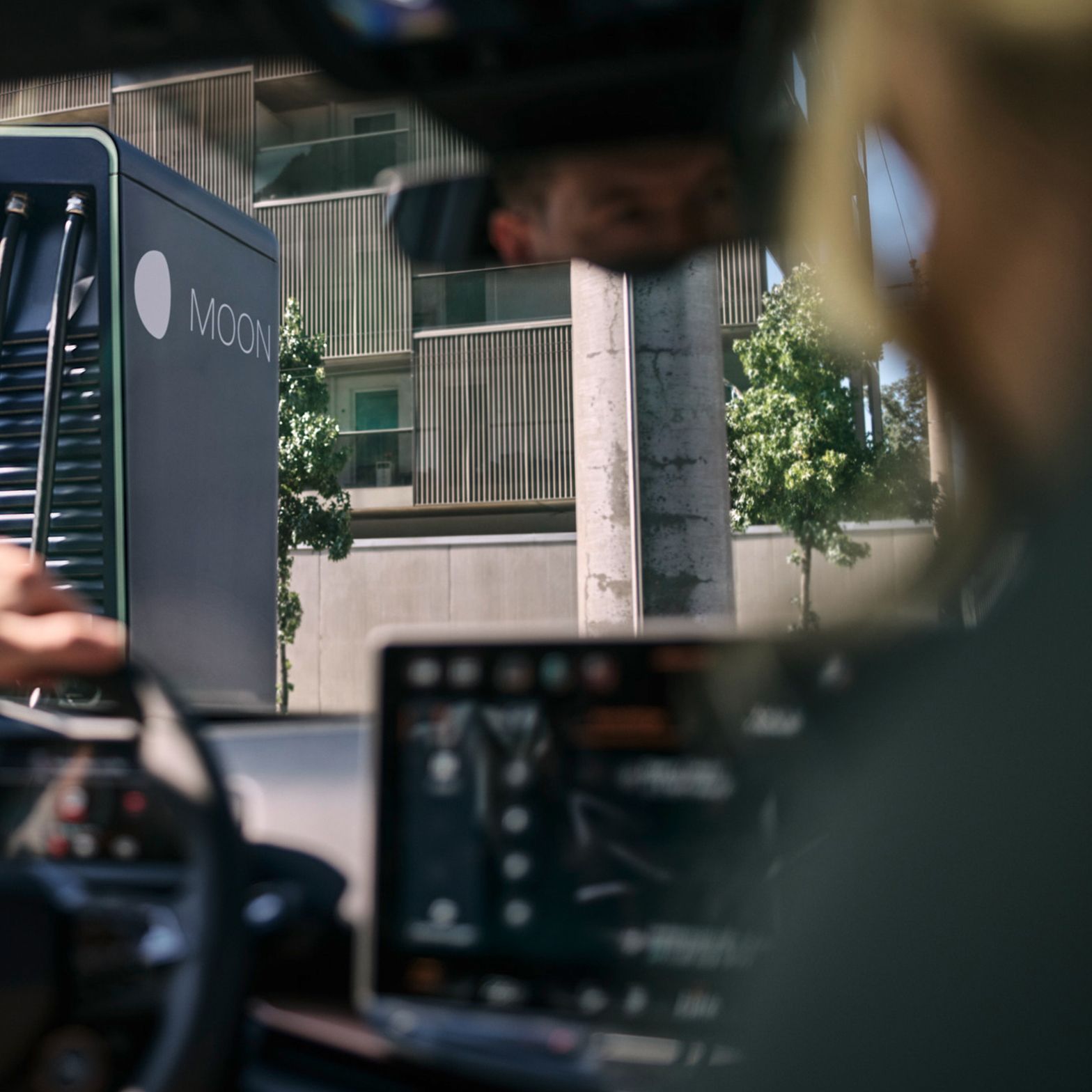 két ember egy autóban