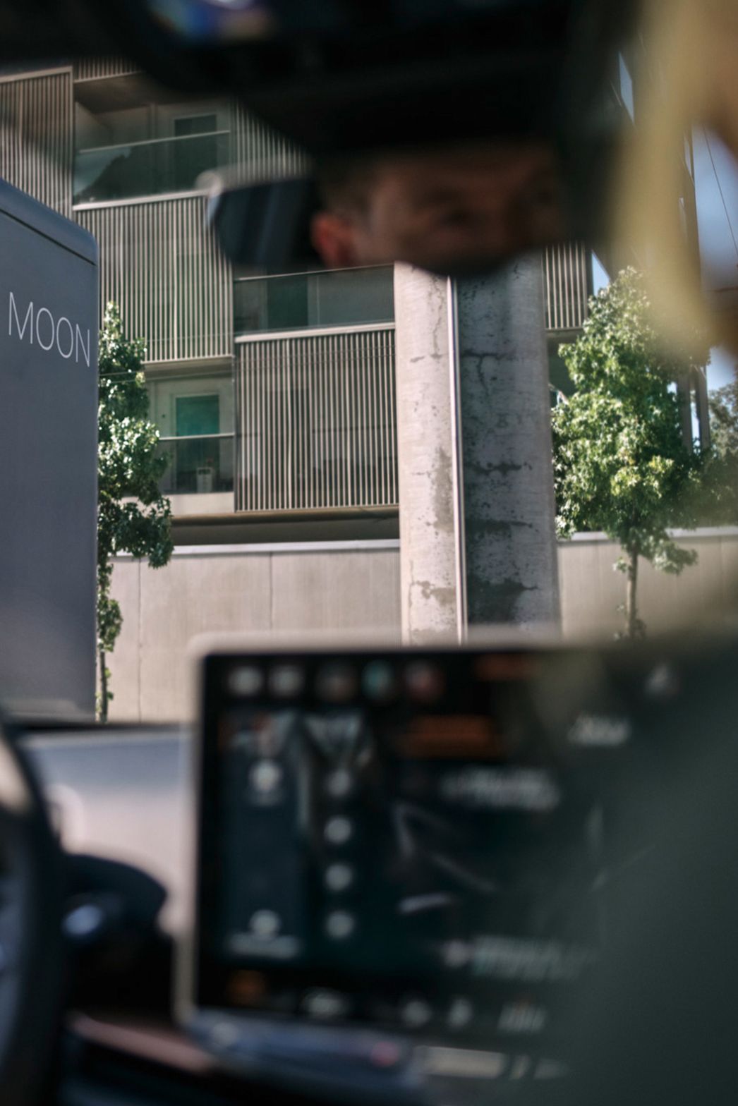 két ember egy autóban