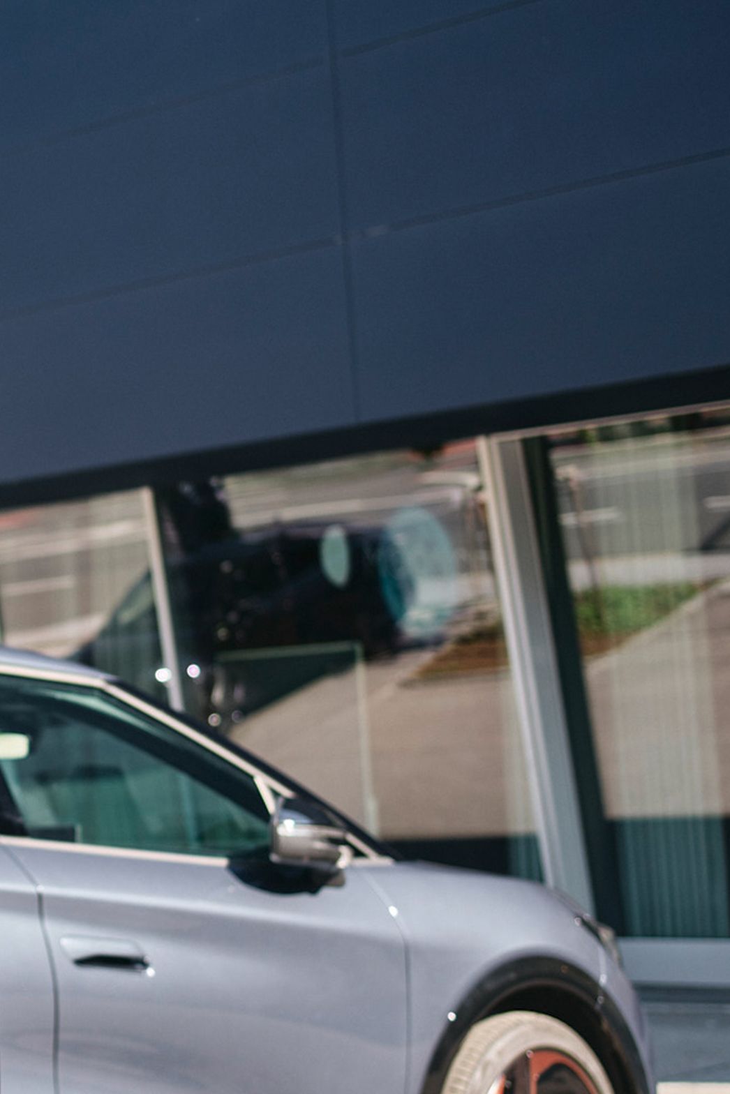 Töltőállomás egy autó előtt, kijelzővel