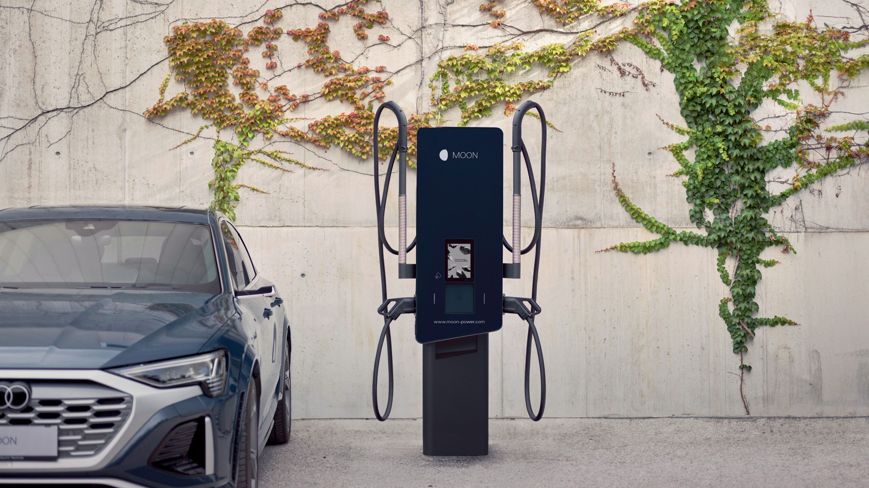 Töltőállomás egy autó mellett