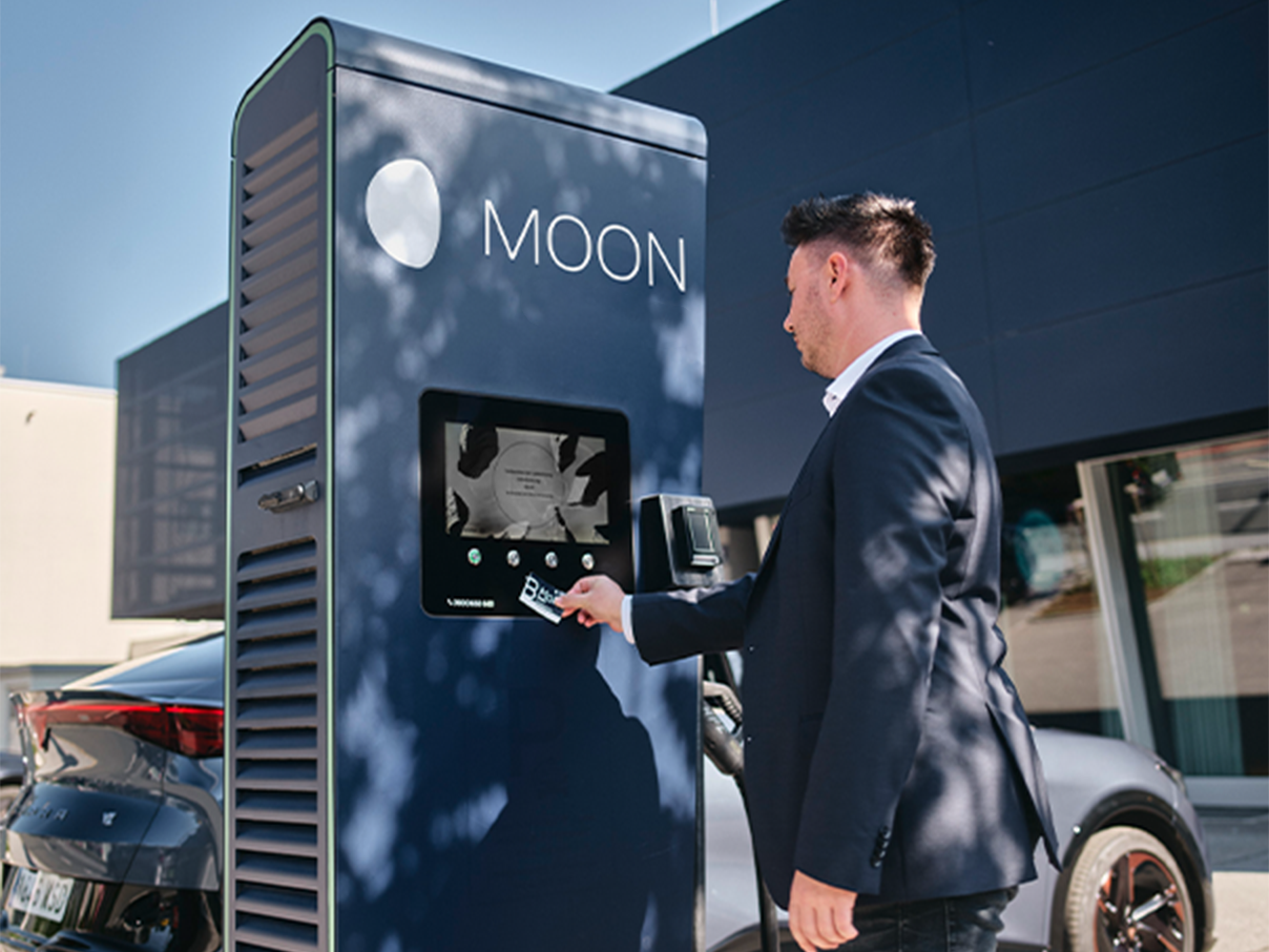 A kártyát egy töltőállomás kijelzője előtt tartják