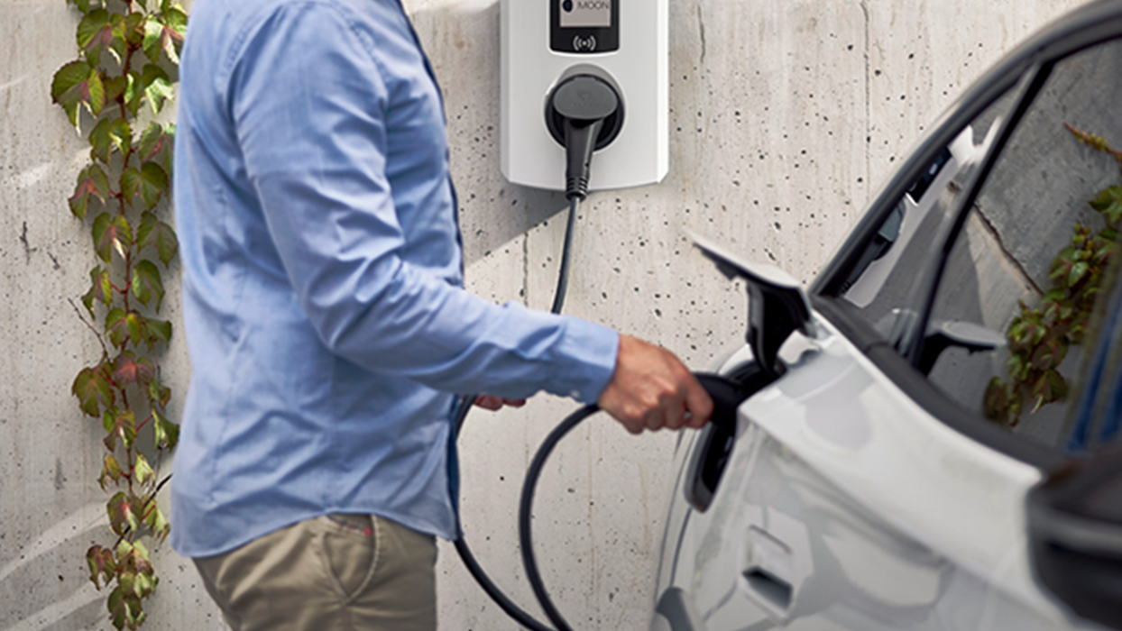 Férfi fali dobozzal támad autót