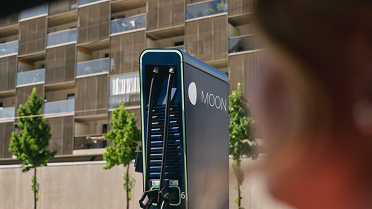 Töltőállomás egy utca előtt