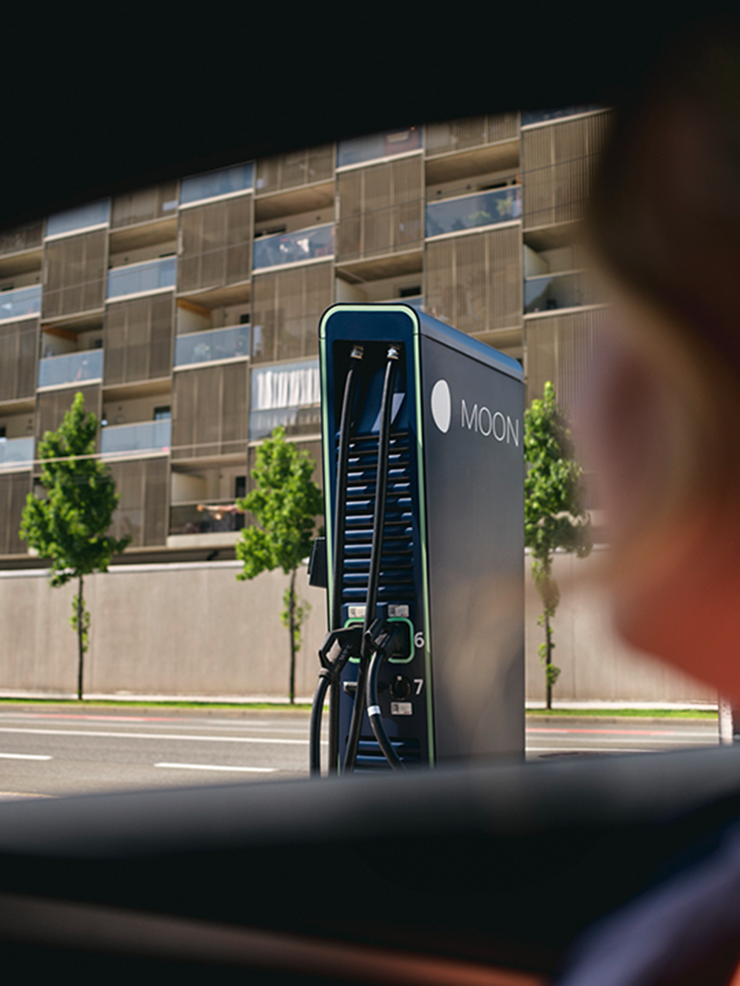 Töltőállomás egy utca előtt