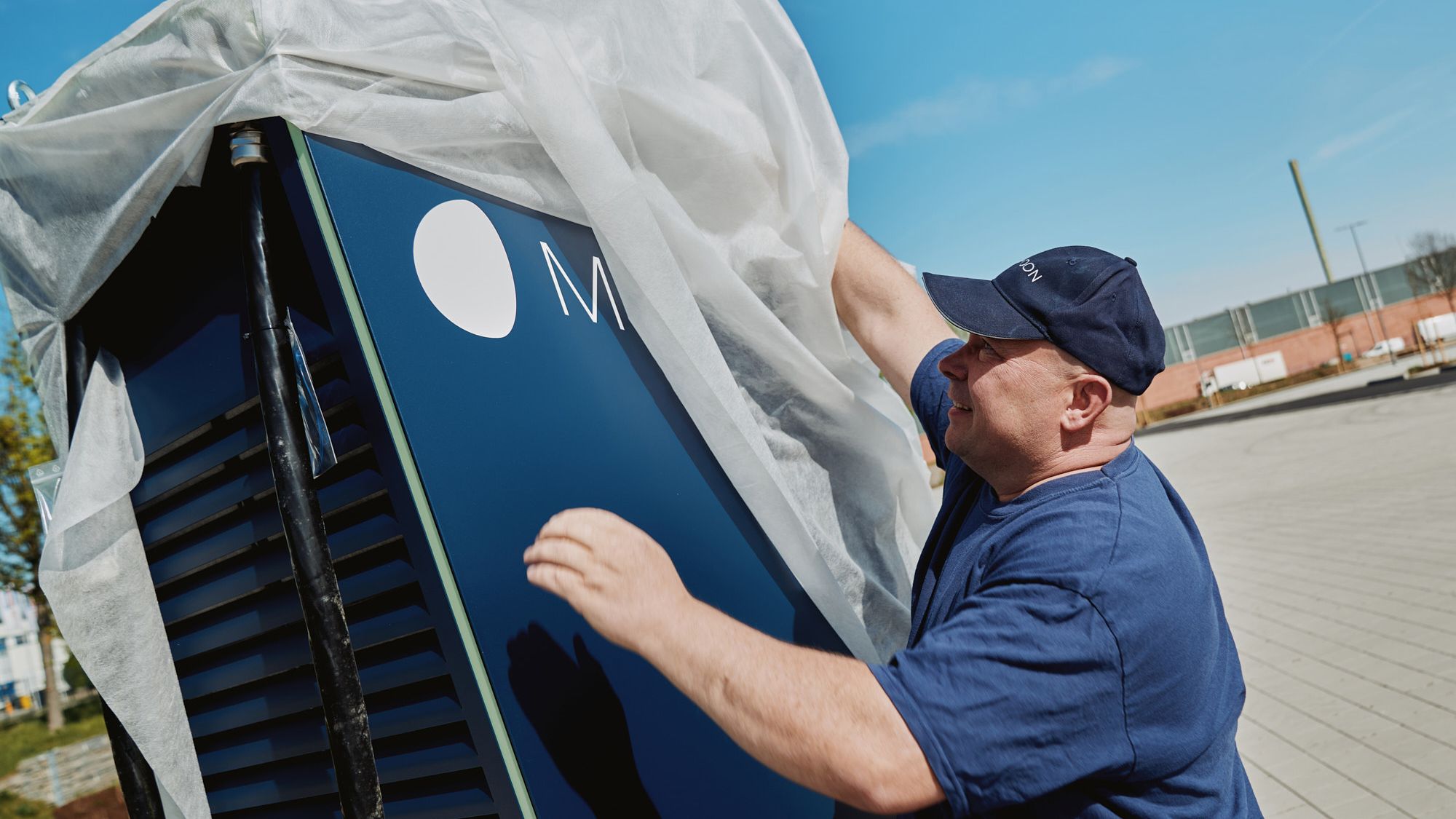 Egy férfi kipakol egy POWER Charger