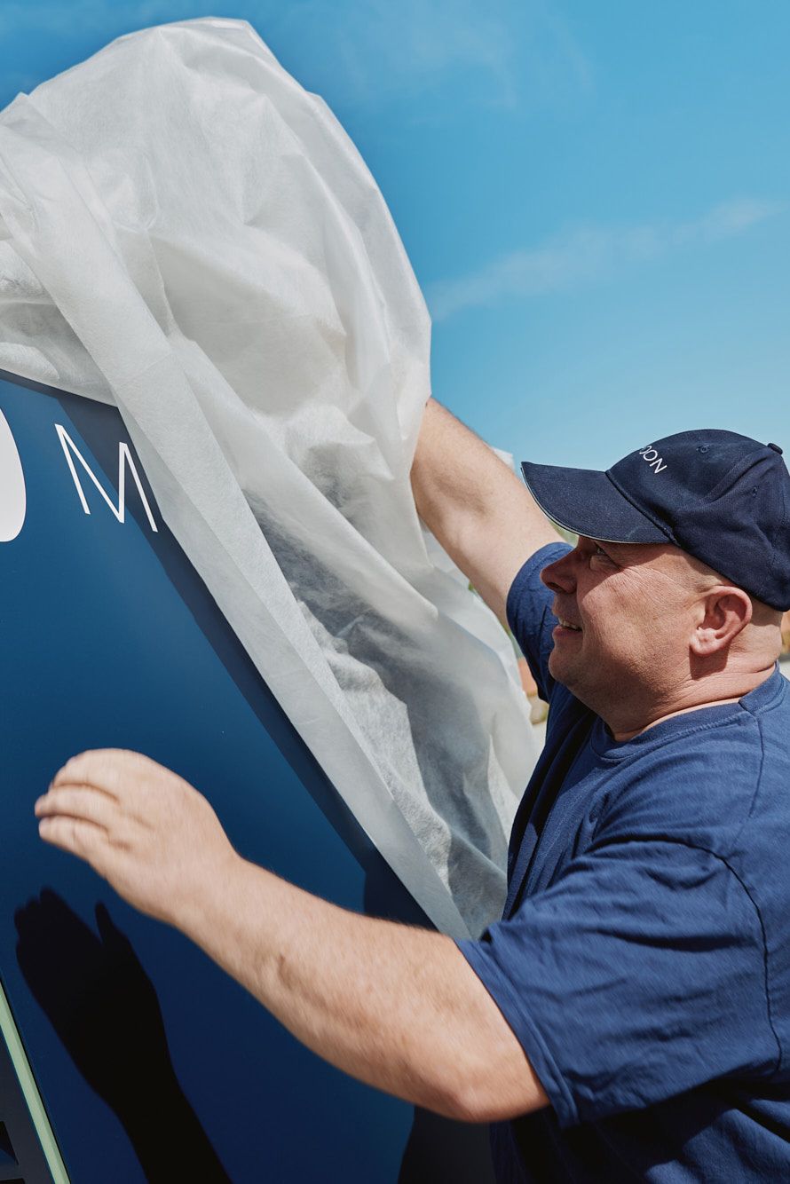 Egy férfi kipakol egy POWER Charger