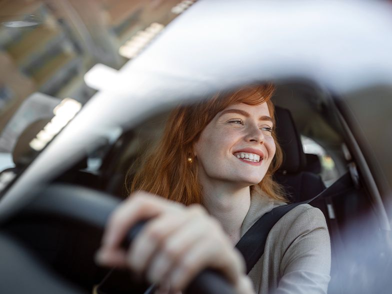 Nő az autóban