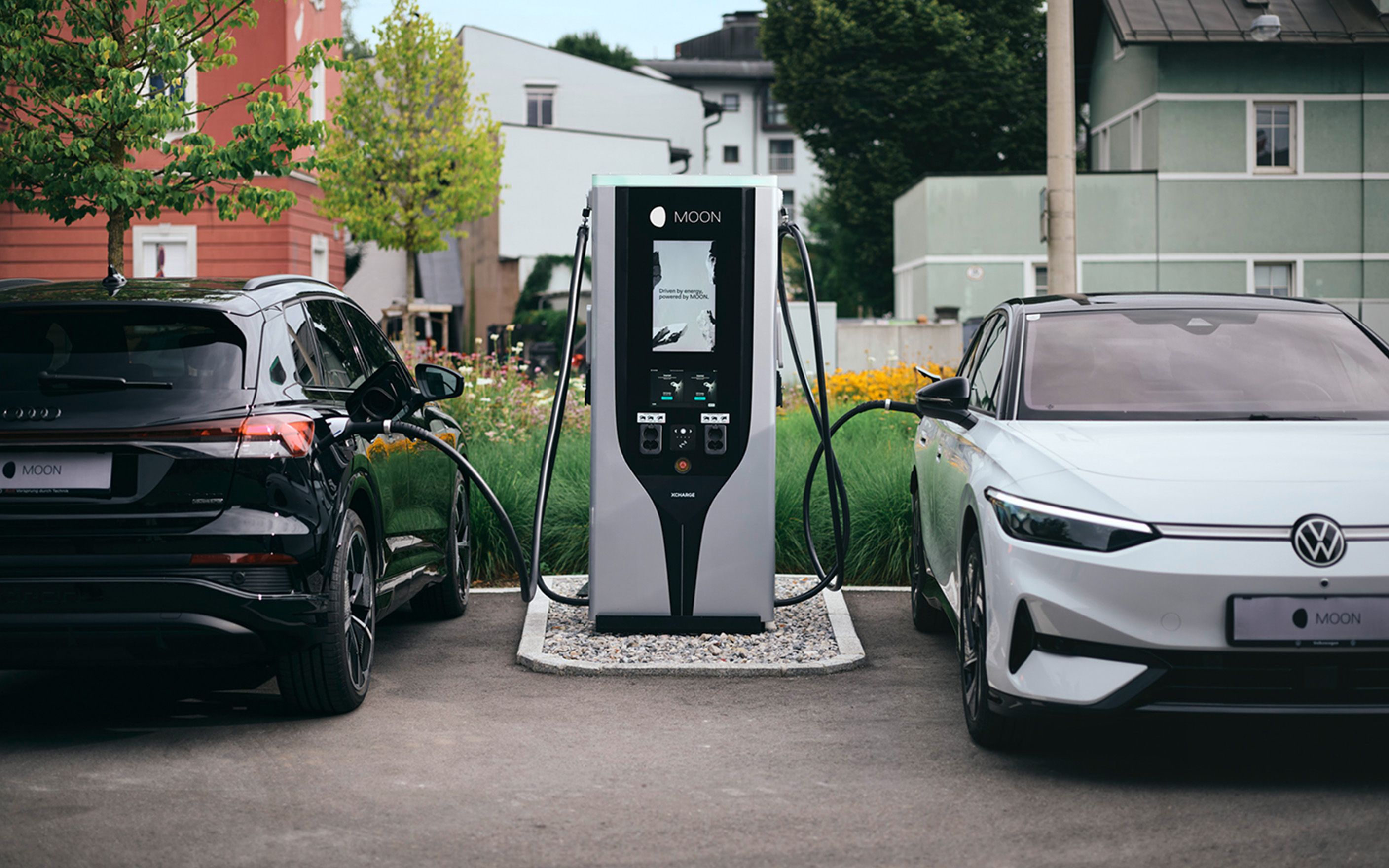 Két kocsi között bedugott töltőállomás