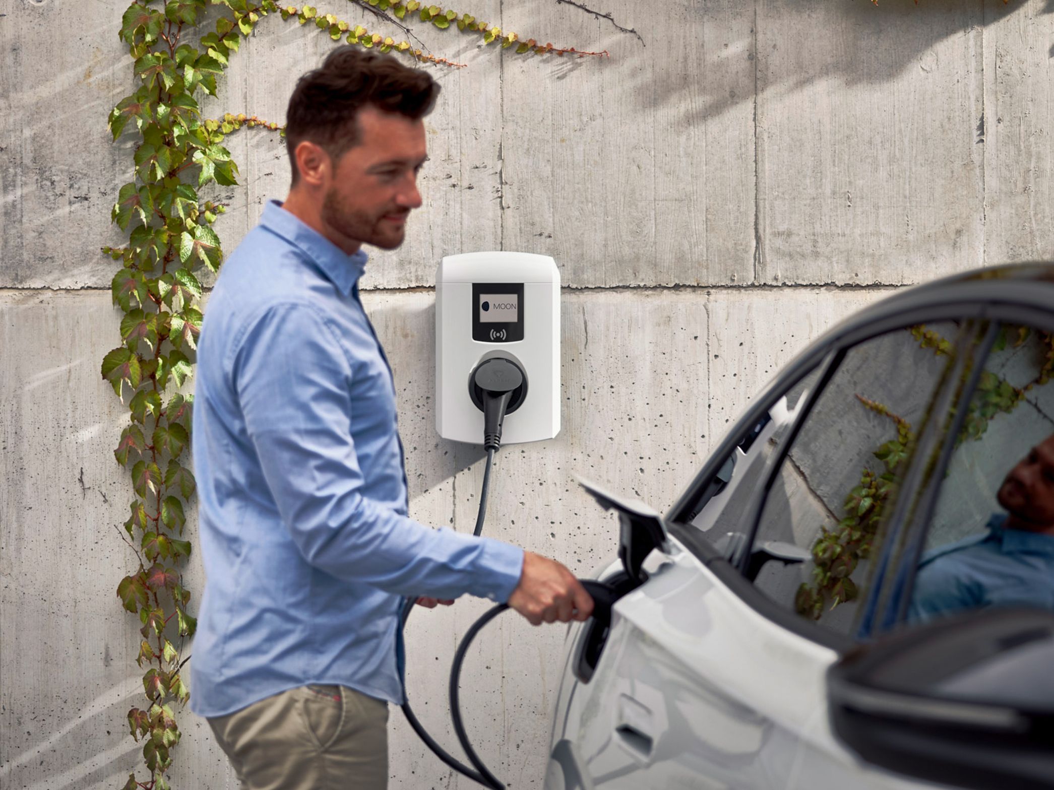 Az ember csapszelepet szúr az autóba