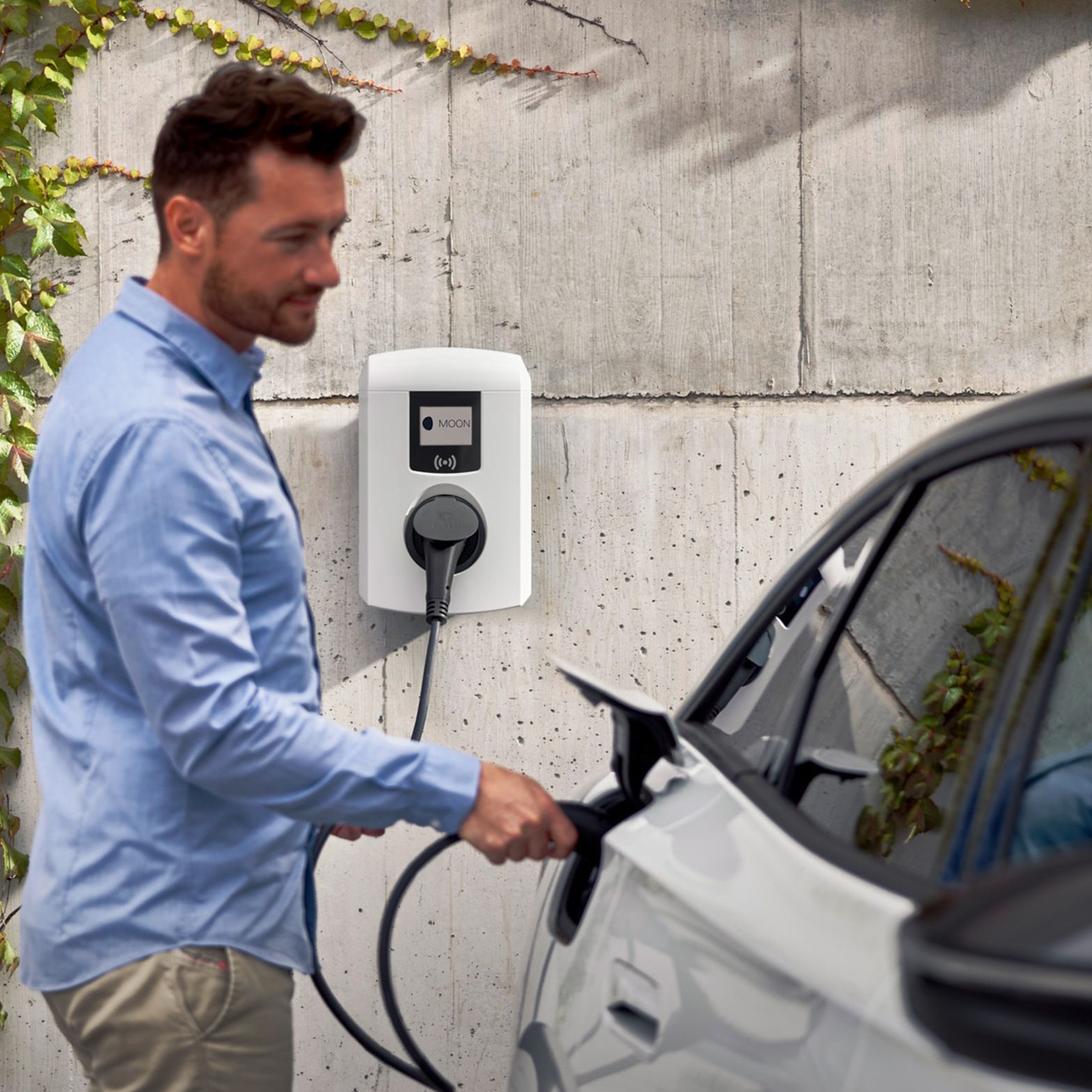 Az ember csapszelepet szúr az autóba