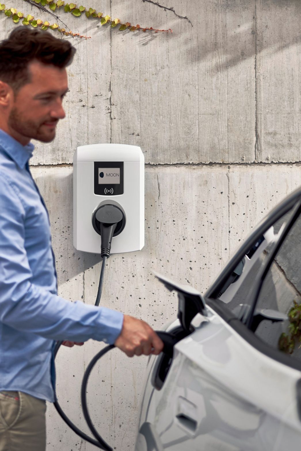 Az ember csapszelepet szúr az autóba