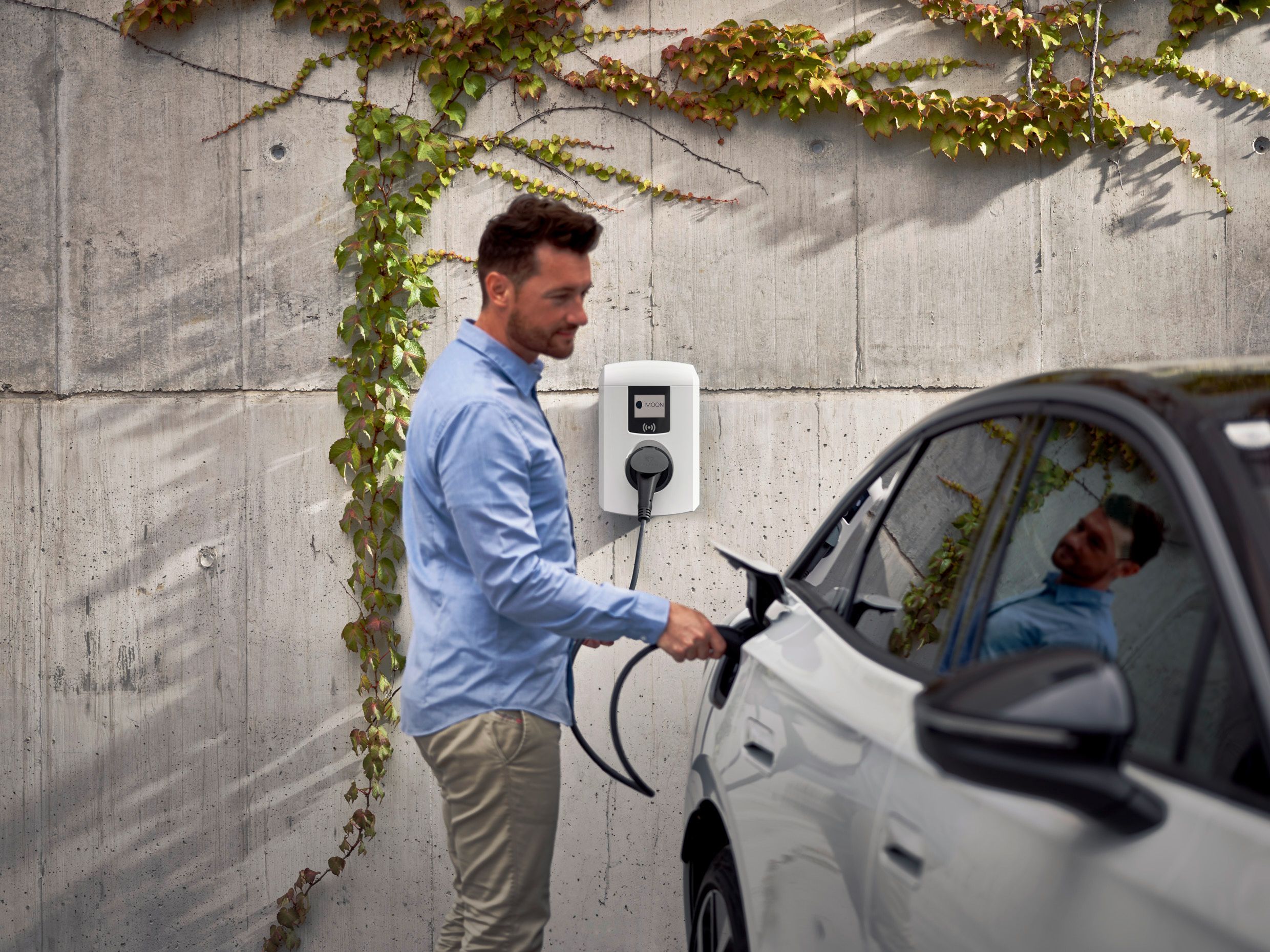 Férfi egy fali dobozzal támadó autót