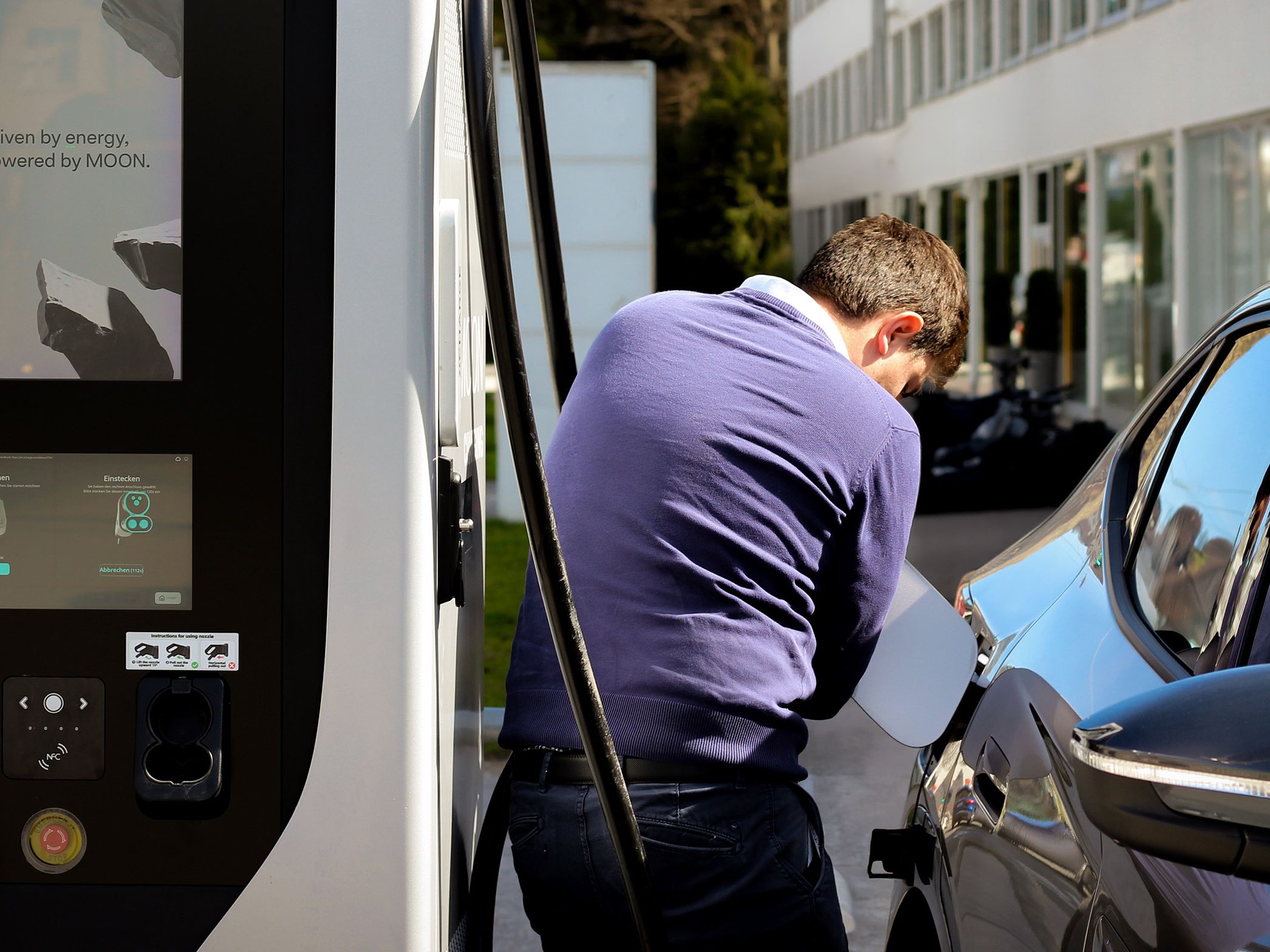 Férfi kinyitja az autó üzemanyag-kupakját