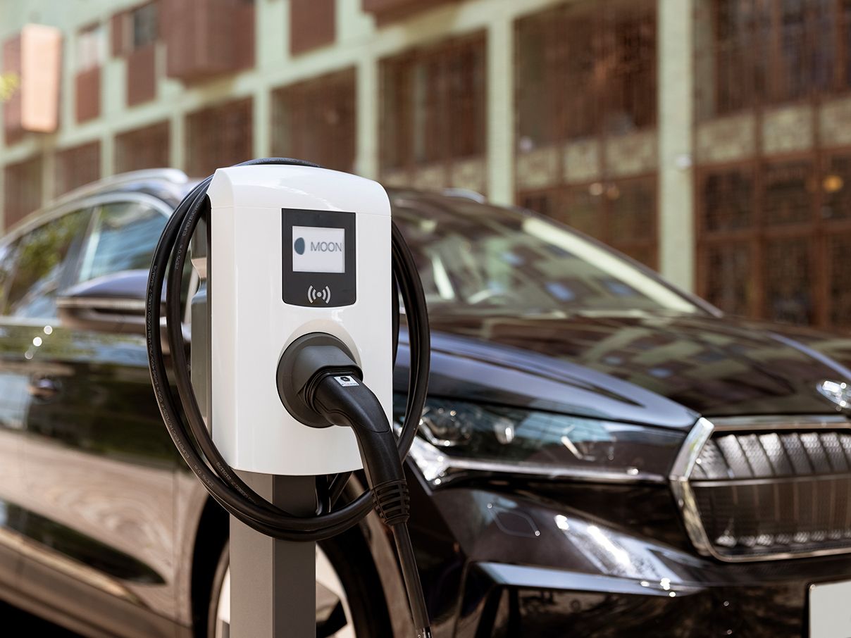 Töltőállomás egy autó előtt 