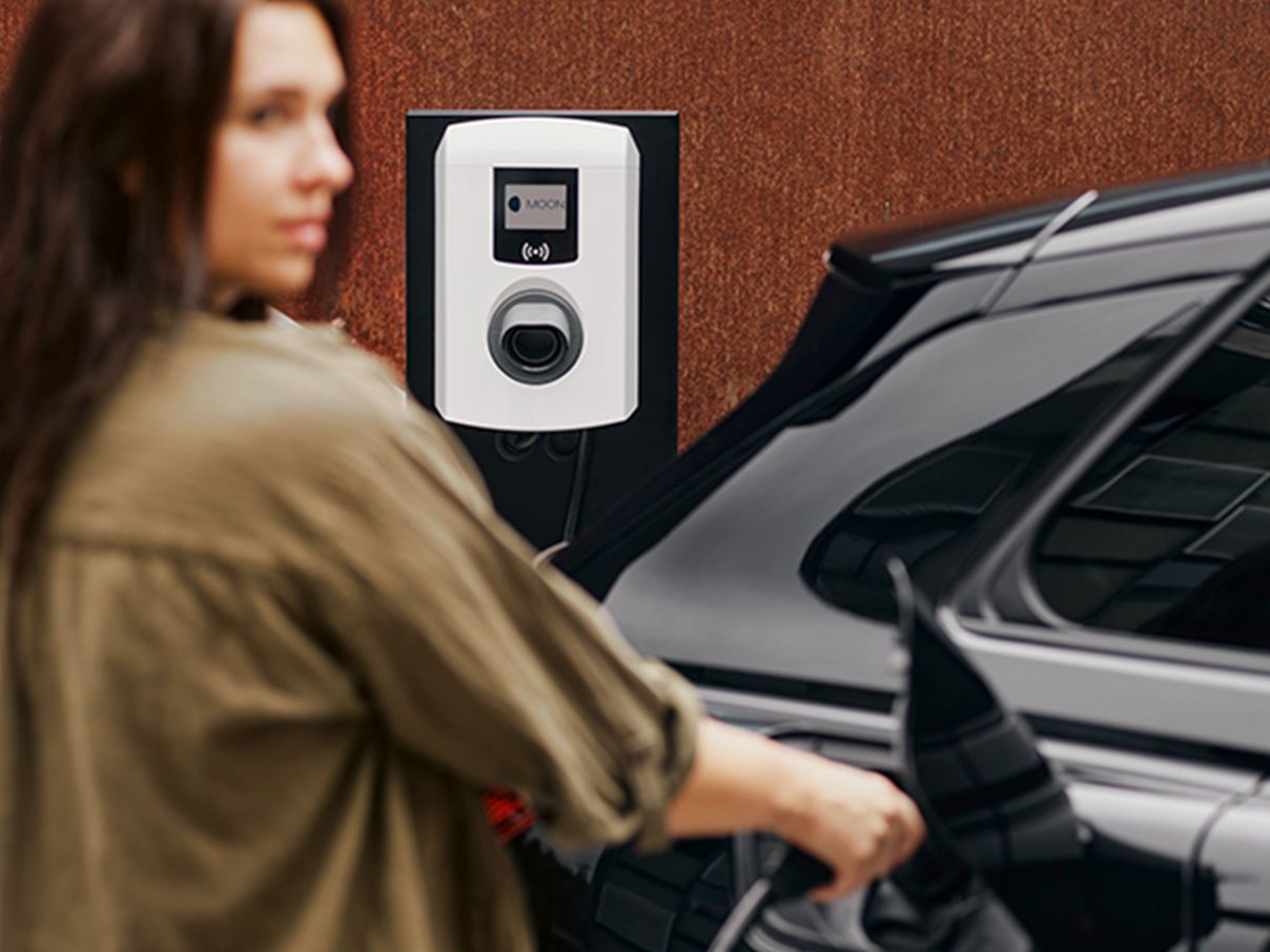 Nő dugja a csapszelepet egy autóba