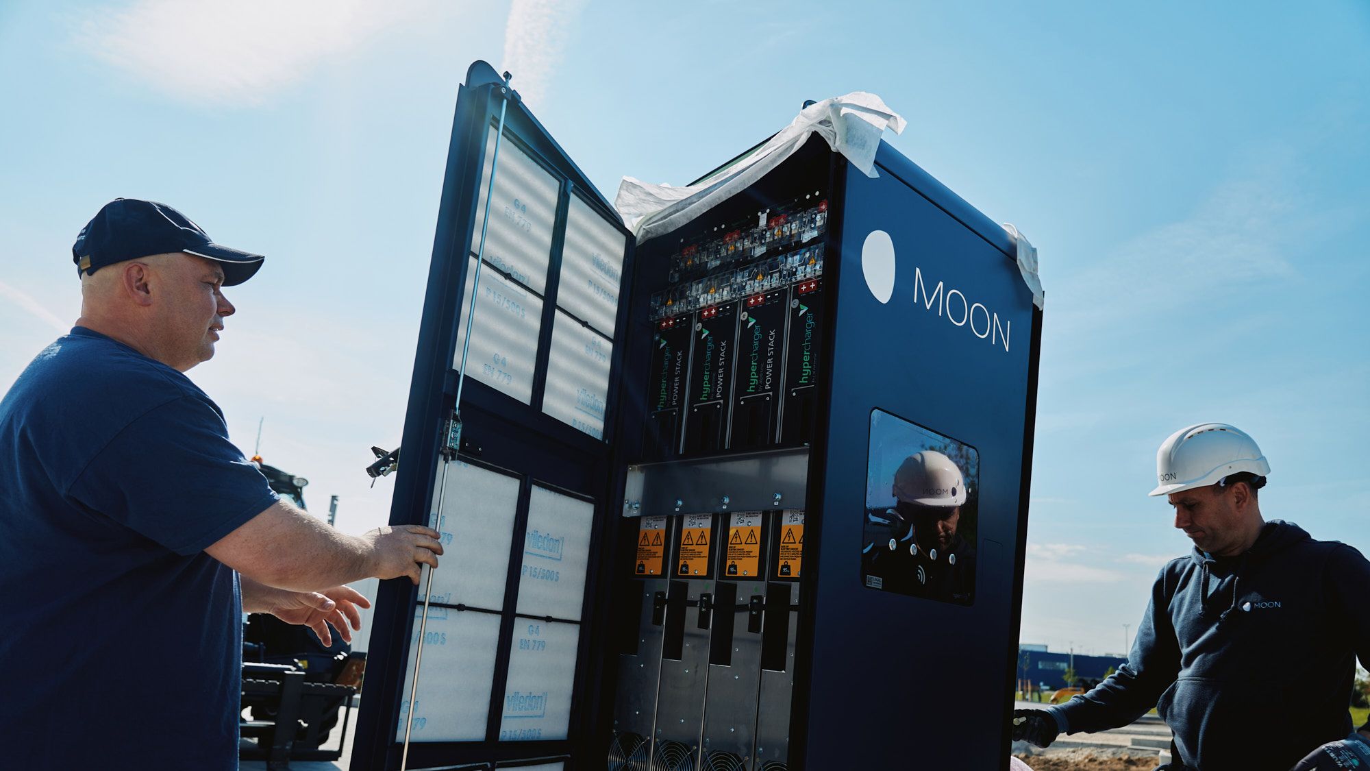 két férfi végzi el a POWER Charger telepítését