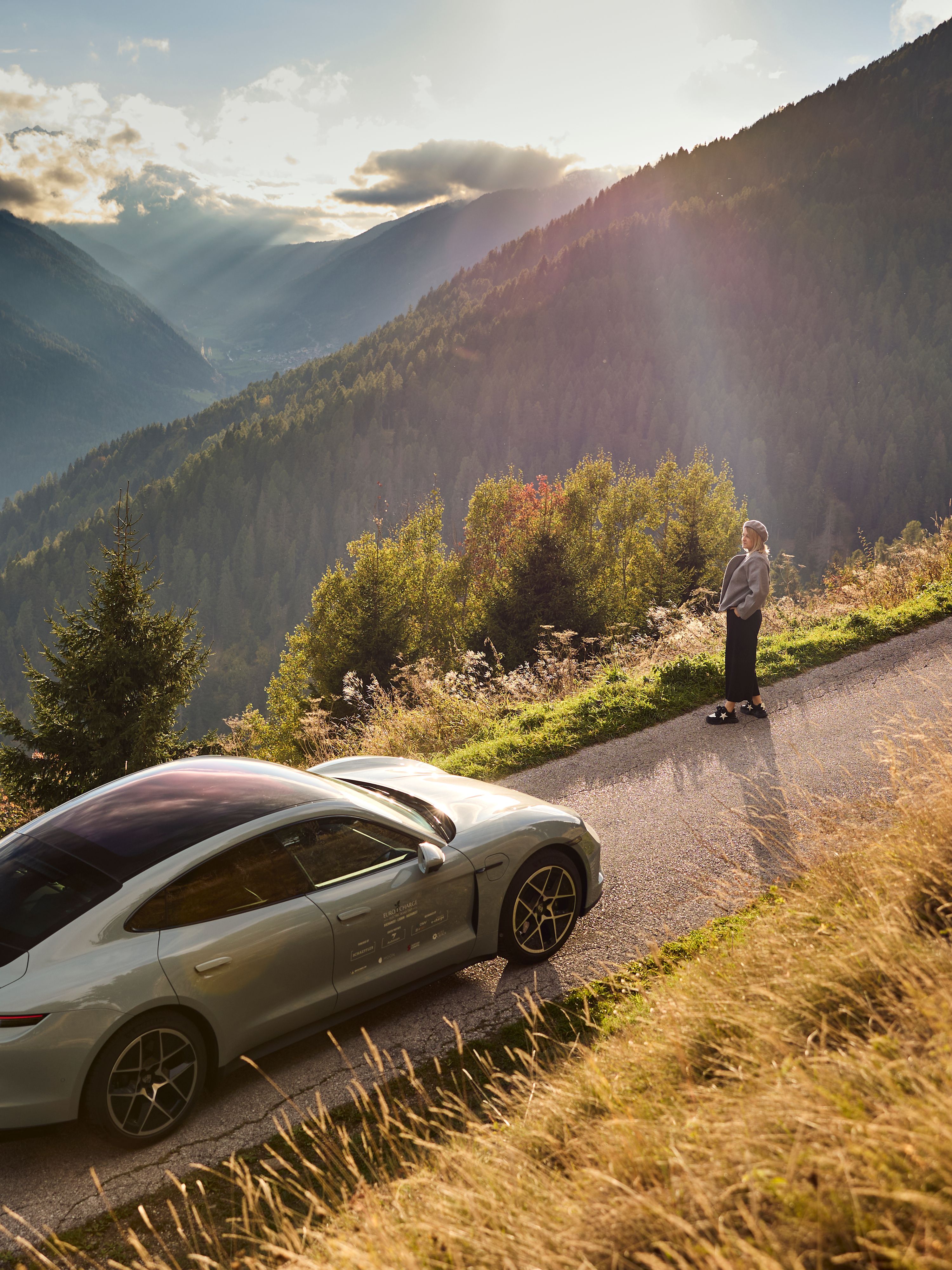 Autó felhajt egy hegyre az úton