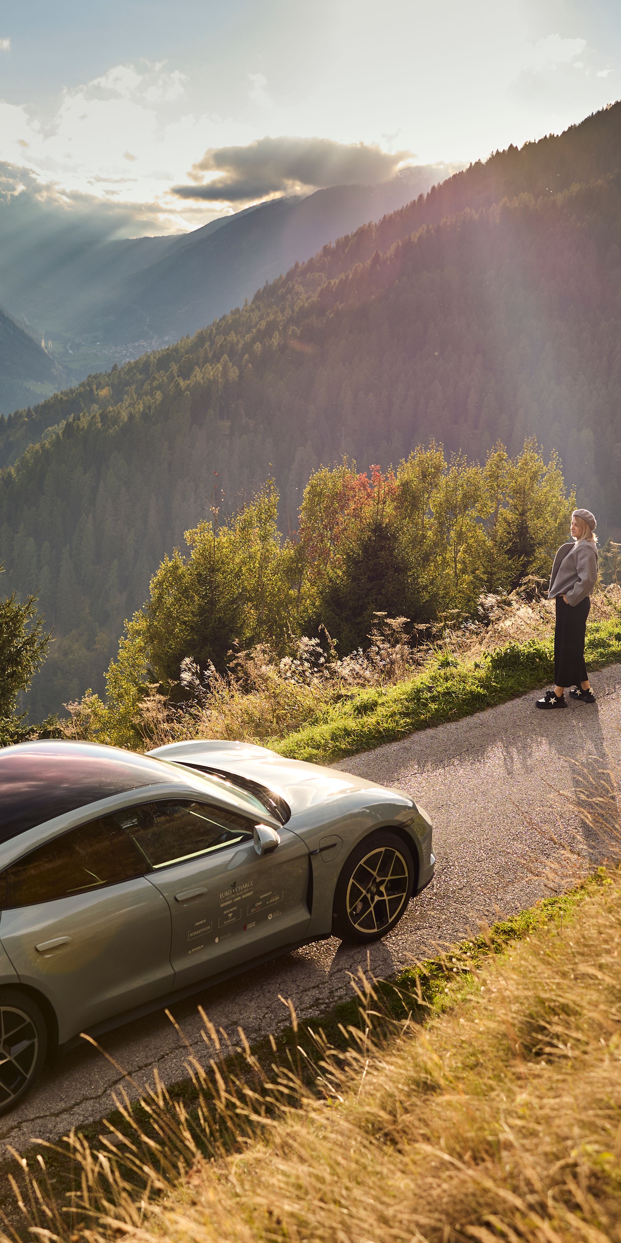 Autó felhajt egy hegyre az úton