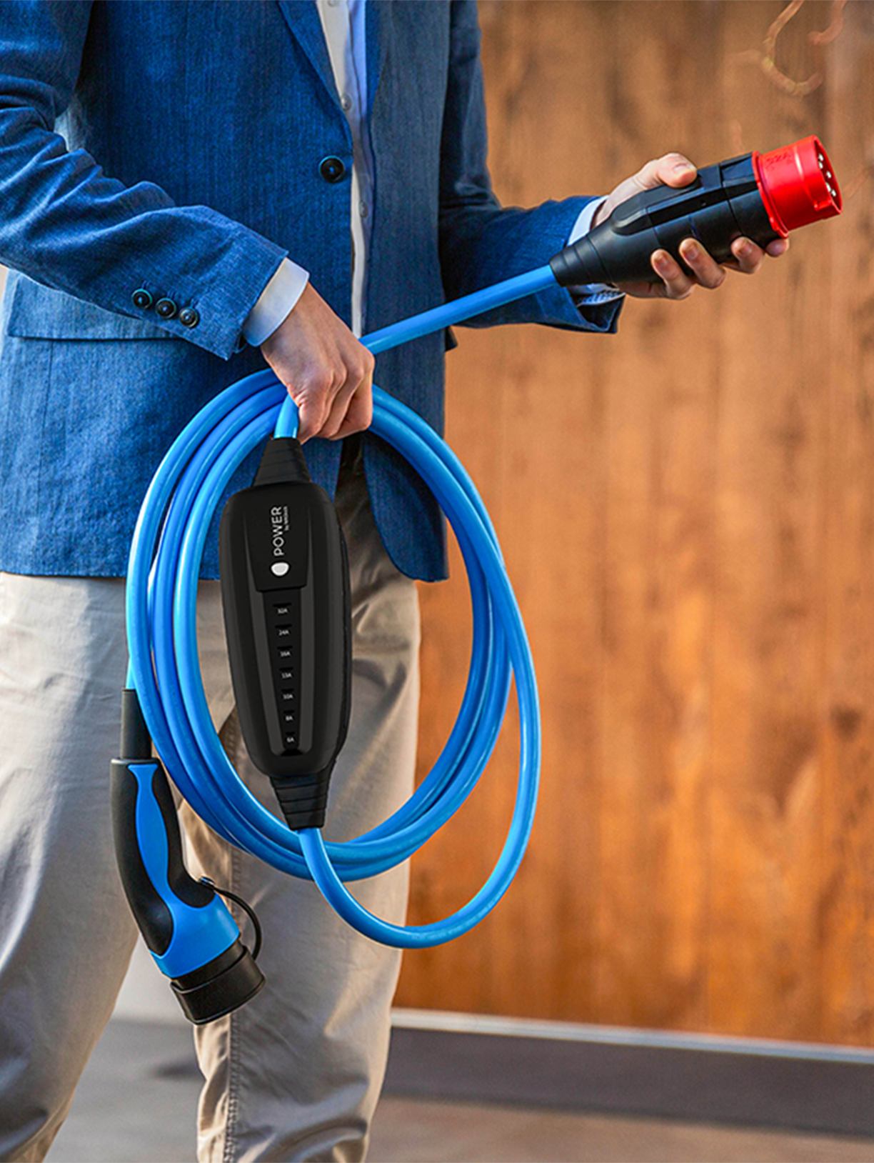 Személy, aki MOON töltőkábelt tart