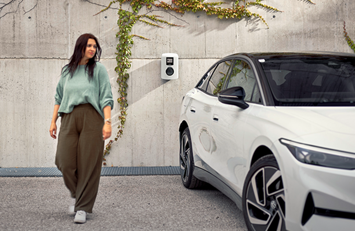 Nő egy autó mellett