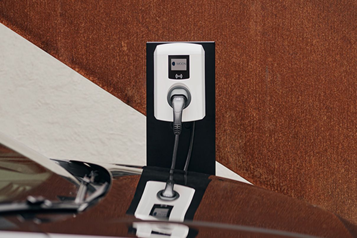 Faldoboz egy autó mögött