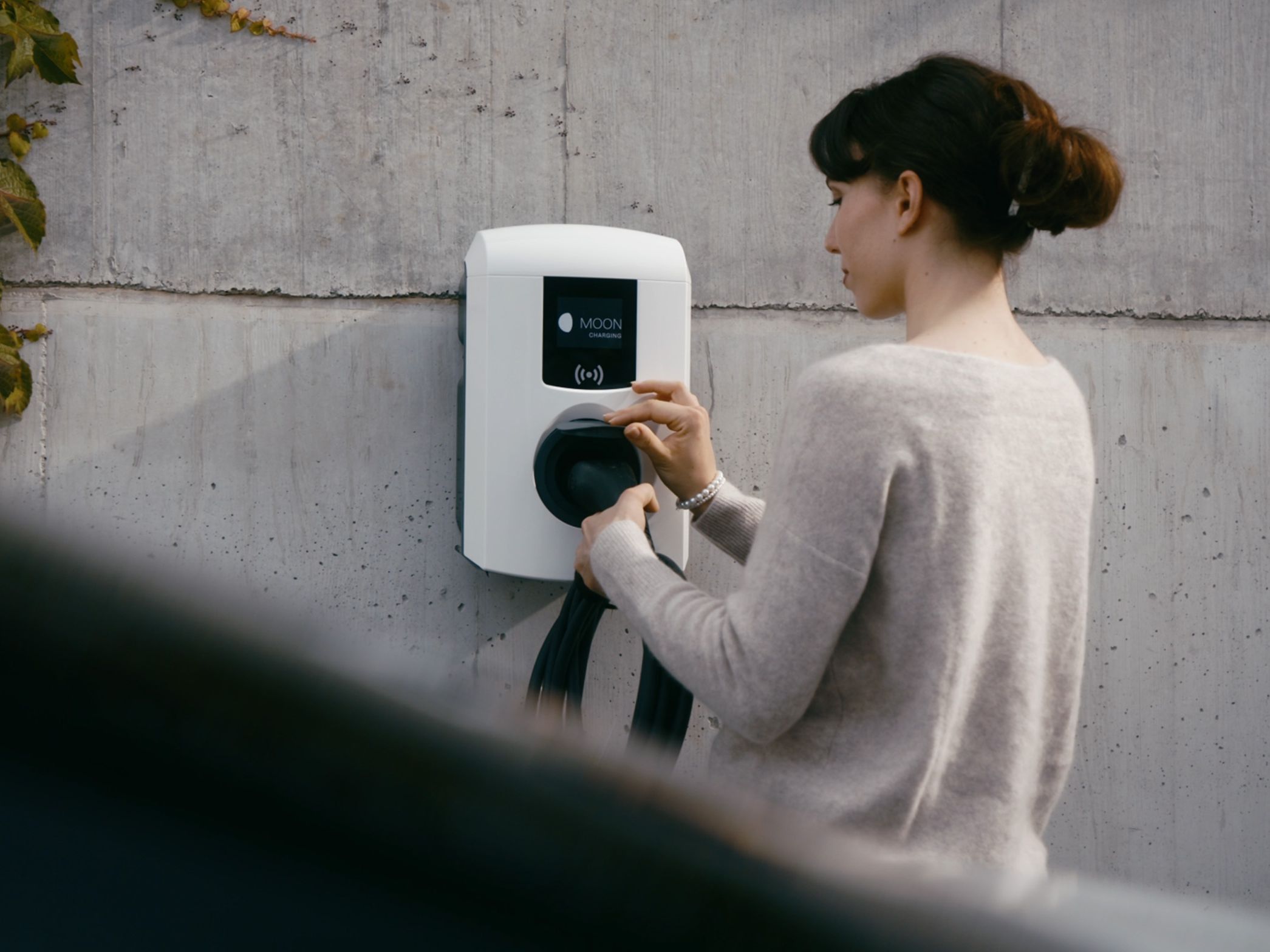 Személy kábelt dug a fali dobozba